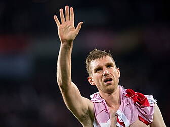 Team 33: Per Mertesacker lifts...